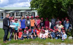 Dart Rivers Harald Ulriksen with children of Glenorchy Primary School